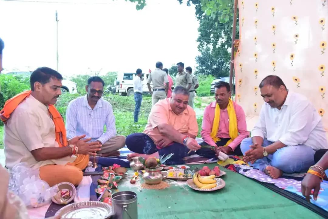 महिलाओं के हुनर को मंच, आत्मनिर्भरता को नई उड़ान।
मातृशक्ति के सम्मान, स्वाभिमान और आर्थिक सशक्तीकरण को प्राथमिकता देते हुए मुख्यमंत्री श्री विष्णुदेव साय के संकल्पों को गांव-गांव तक पहुंचाने की दिशा में महतारी सदन एक महत्वपूर्ण पहल है।
पर्यटन एवं संस्कृति मंत्री श्री राजेश अग्रवाल ने अंबिकापुर के ग्राम खम्हरिया और उदयपुर में महतारी सदन निर्माण का भूमिपूजन किया।
महतारी सदन महिलाओं के लिए बैठक, प्रशिक्षण, कौशल विकास और सामाजिक-आर्थिक गतिविधियों का सशक्त केंद्र बनेगा, जहां उनके हुनर को अवसर और आत्मनिर्भरता को नई राह मिलेगी।
#Chhattisgarh #MahatariSadan #WomenEmpowerment #NariShakti #WomenEmpowerment