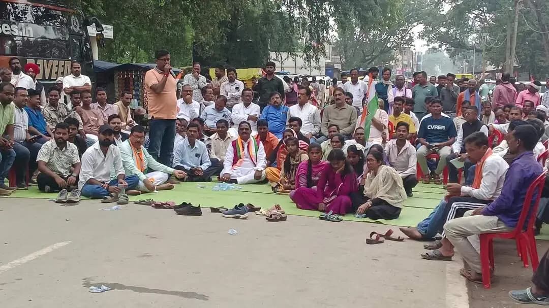 सीतापुर में सड़क की बदहाली को लेकर चक्का जाम
अमरजीत भगत के नेतृत्व में कांग्रेस का चक्का जाम
मिला आश्वासन बनेगी सड़क।