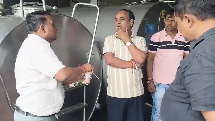 ➡️ खाद्य सुरक्षा विभाग ने मुलताई में की दूध में मिलावट की जांच
कलेक्टर डॉ. सौरभ संजय सोनवणे के निर्देशानुसार 2 सितंबर को खाद्य एवं औषधि प्रशासन के जांच दलों द्वारा मुलताई शहरी क्षेत्र एवं ग्रामीण क्षेत्र में डेयरी का निरीक्षण किया गया।
दल द्वारा अग्रवाल श्याम डेयरी मुलताई, ब्रज डेयरी एंड बेवरेजेस चिलिंग सेंटर चिखली खुर्द, जयश्री मिल्क प्रोडक्ट परडसिंगा, साहू डेयरी उद्योग सांवरी की जांच की गई। सभी डेयरी में स्ट्रिप रैपिड किट के माध्यम से मौके पर दूध के नमूनों में न्यूट्रलाइजर्स, ग्लूकोस, यूरिया, मालटोडेक्सट्रिन, सुक्रोज एवं स्टार्च की मिलावट की जांच की गई। इस दौरान किसी भी प्रतिष्ठान पर दूध में न्यूट्रलाइजर्स, ग्लूकोस, यूरिया, मालटोडेक्सट्रिन, सुक्रोज एवं स्टार्च की उपस्थिति नहीं पाई गई।
निरीक्षण के दौरान खाद्य कारोबारी को राज्य शासन द्वारा एनालॉग डेयरी प्रोडक्ट्स को प्रतिबंधित किए जाने के संबंध में जानकारी दी गई। इस दौरान खाद्य कारोबारी को प्रतिष्ठान में स्वच्छता नियमों का पालन करने के निर्देश दिए गए।
Jansampark Madhya Pradesh
Department of Food, Civil Supplies & Protection - Madhya Pradesh
#JansamparkMP
#बैतूल
#betul