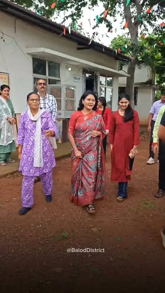 खुशियां बांटने से दोगुनी होती हैं और बुजुर्गों का आशीर्वाद जीवन की सबसे बड़ी पूंजी है।" ✨🌸
आज अपने जन्मदिन के अवसर पर कलेक्टर श्रीमती दिव्या उमेश मिश्रा ने आदमाबाद स्थित समाज कल्याण विभाग के वृद्धाश्रम पहुंचकर वरिष्ठ नागरिकों के साथ समय बिताया।
उन्होंने बुजुर्गों को फल और आवश्यक सामग्री भेंट की तथा आत्मीयता से बातचीत कर उनके स्वास्थ्य व खान-पान की व्यवस्थाओं की जानकारी ली। अपनों जैसा दुलार पाकर बुजुर्गों के चेहरे भी मुस्कान से खिल उठे।
प्रशासनिक दायित्वों के साथ मानवीय संवेदनाओं का यह संगम समाज के लिए एक सुंदर प्रेरणा है। 💐🙏
#HumanityFirst #SocialWelfare
#BalodDistrict
#Chhattisgarh #BirthdayWithBlessings