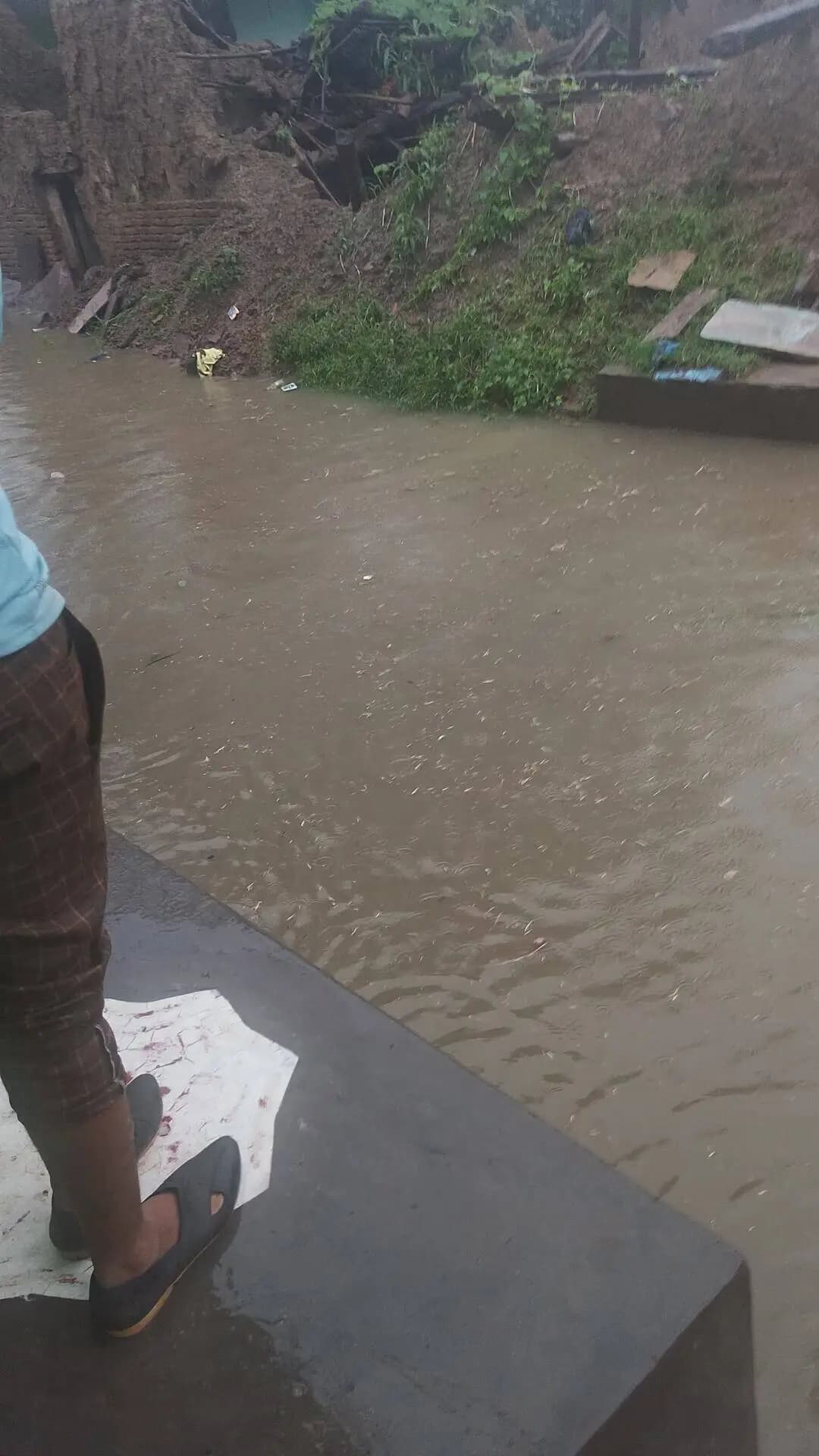 # Devendra Nagar ke ward number 1 me pani bharane ke Karan sthiti bahut kharab ho gai hai