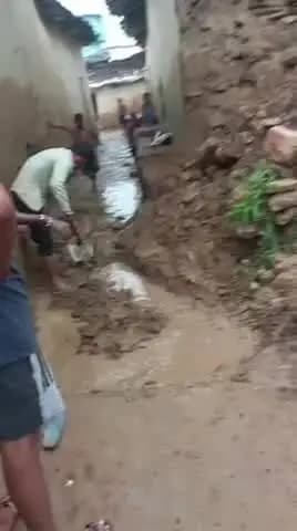 कोबरा मे घर गिरने के कारण 3दिन से नाली और रास्ता जाम था जिसे आज साफ कराया गया