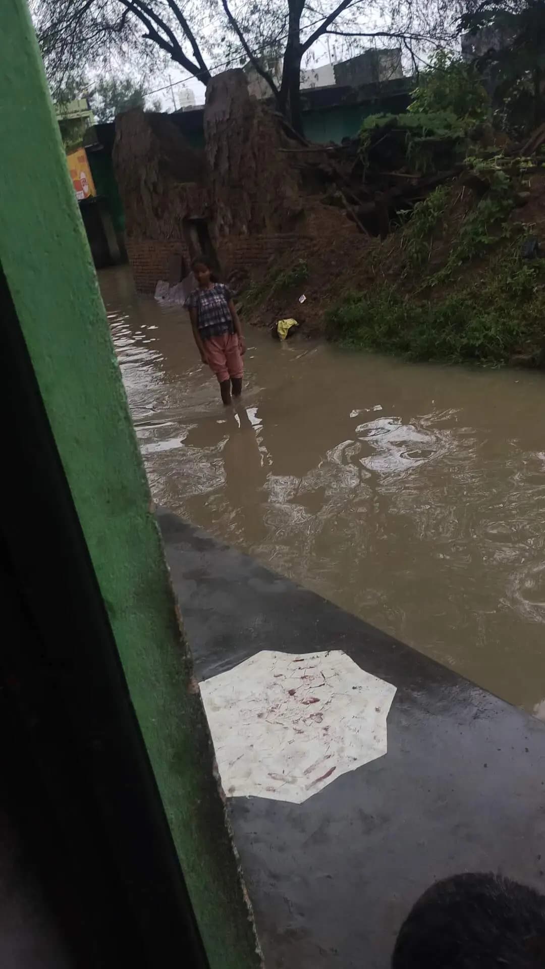 #panna.. devendra Nagar wod number 1 .me bhari barish ke hone se gharo me Pani bhar gya logo ko bhari dikkato ka samna
