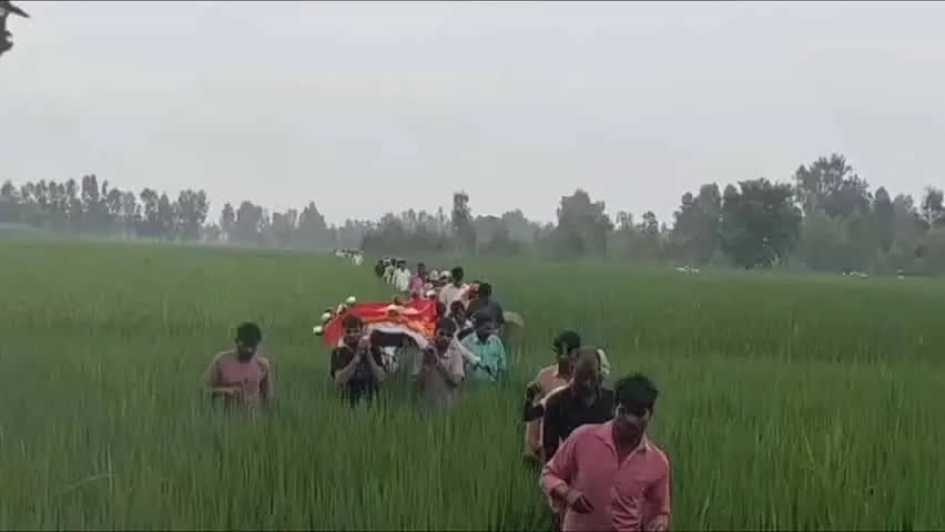 अमरिया: अमरिया क्षेत्र में विकास की यह कैसी तस्वीर? खेतों की पगडंडी बनी अंतिम यात्रा का रास्ता