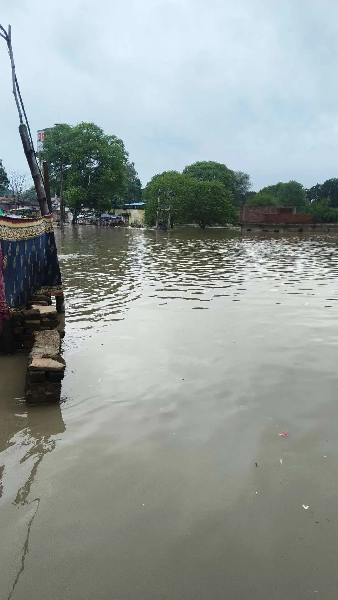 ग्राम पंचायत भिलसांय में प्रकृति का रौद्र रूप रास्ते किनारे के सभी घरौ मैं पानी लबा लब है पानी सभी घरों में भर चुका है