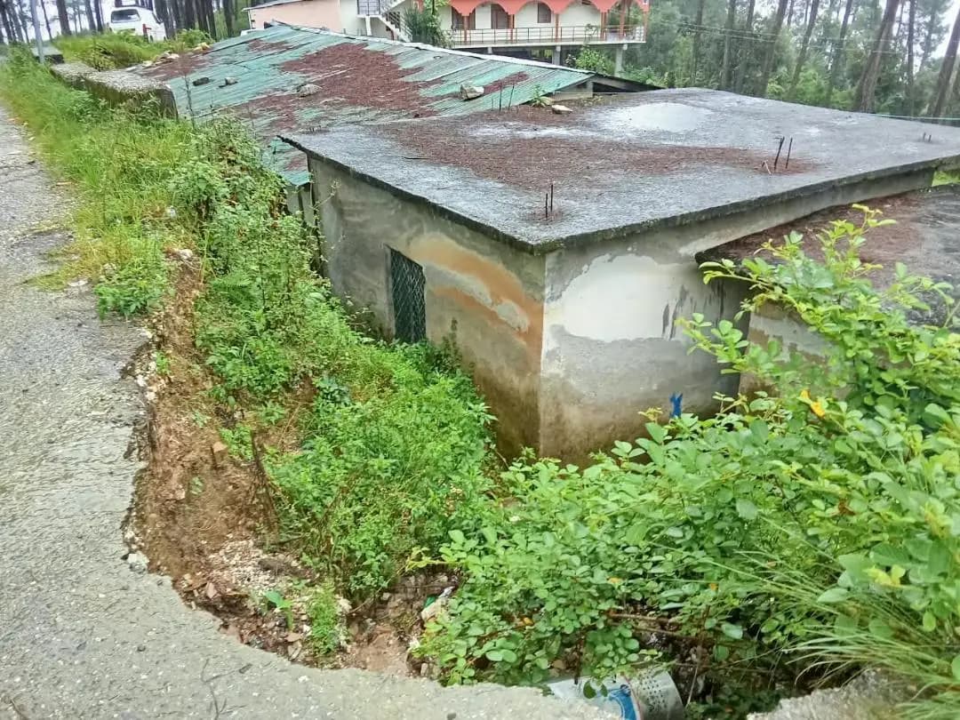पिथौरागढ़ के स्कूल के पास टूटी सुरक्षा दीवार से बच्चों की सुरक्षा पर खतरा