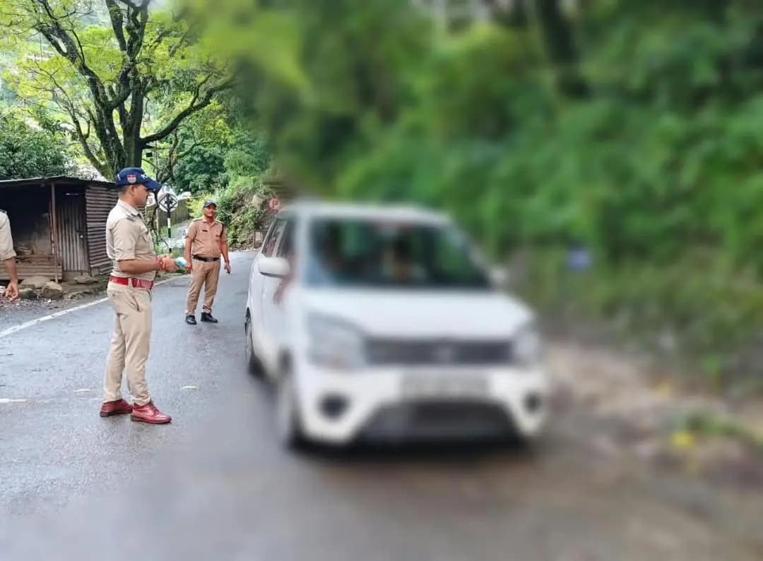 पिथौरागढ़ पुलिस ने रेस्टोरेंट से शराब तस्कर को गिरफ्तार, 97 पर कार्रवाई