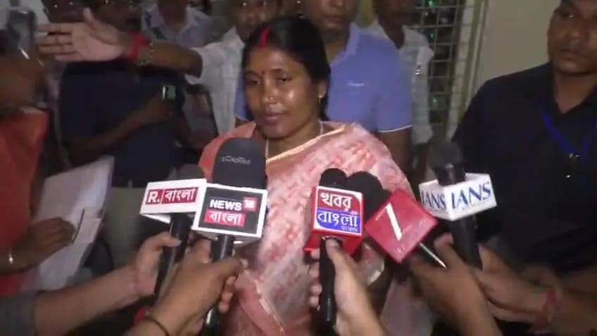 কলকাতা: বেহালার মহিলা হস্টেলে সারপ্রাইজ ভিজিট করলেন আবাসন মন্ত্রী কলিতা মাঝি