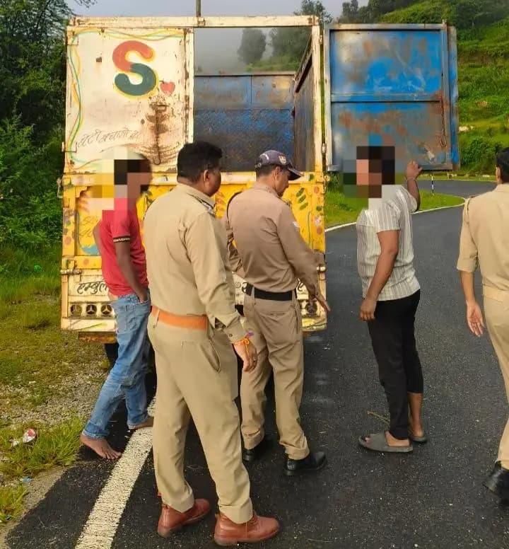 धारचूला: धारचूला में अवैध शराब तस्करी का भंडाफोड़, संचालक गिरफ्तार