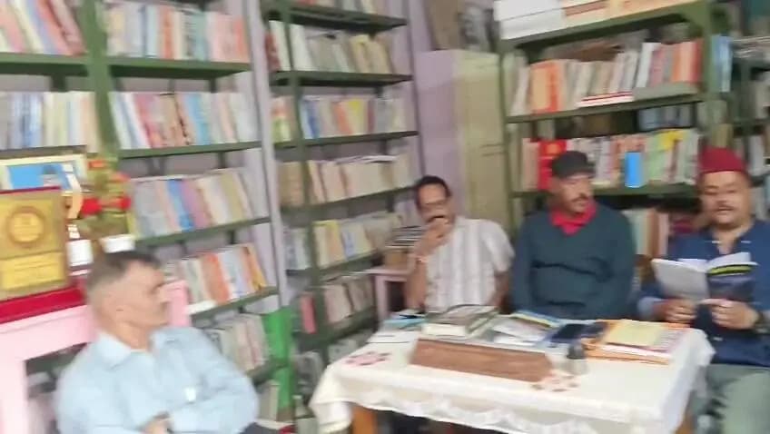 पिथौरागढ़ में ज्ञान प्रकाश संस्कृत पुस्तकालय में मासिक काव्य और विचार गोष्ठी