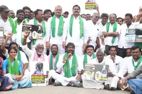 మహబూబ్ నగర్ అర్బన్: మహబూబ్ నగర్ మండల పరిధిలోని కోడూరు చౌరస్తాలో నిర్వహించిన రైతు సదస్సు..ధర్నాలో మాజీ మంత్రి శ్రీనివాస్ గౌడ్