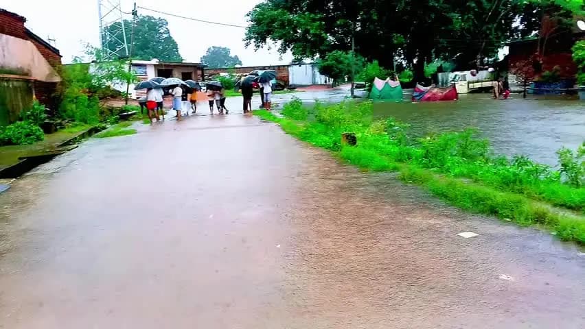 खजुराहो खर्रोही में लगातार 5 घंटे बारिश होने पर तालाब पूरा भरने के कारण तालाब का पानी घरों में और रोड के ऊपर से बहने लगा