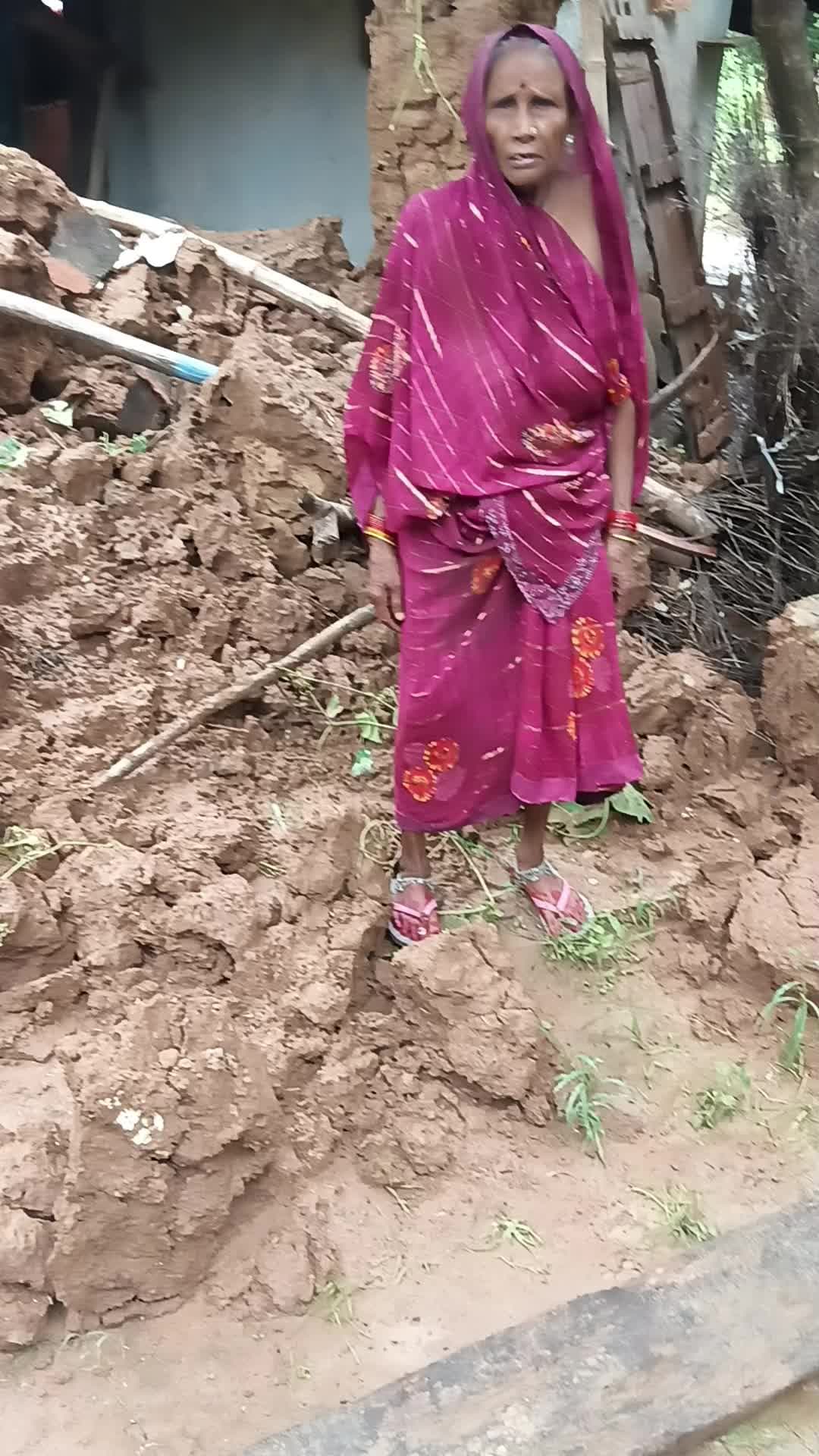 सुंडी देवी तरौंहा निवासी कल रात्रि में पानी में घर गिरा चुका है जो भी हेल्प करना चाहते है वृद्ध 9889533370 ऑनलाइन करे