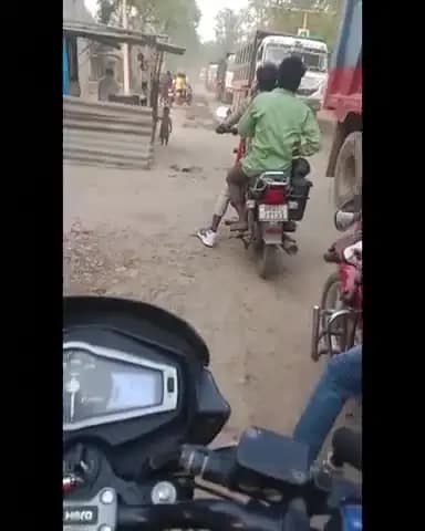 बाराचट्टी विधानसभा क्षेत्र में बालू लदे भारी ट्रकों की लगातार आवाजाही से आम लोगों की मुश्किलें बढ़ती जा रही हैं। सड़क पर