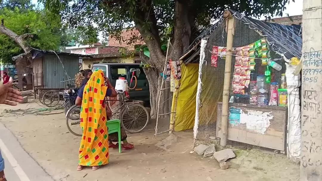 #kundawali musia nagla
bijali ki line kaatne se line Tut Gai uske bad ek ladke ko current lag Gaya bijali vibhag wale Ko