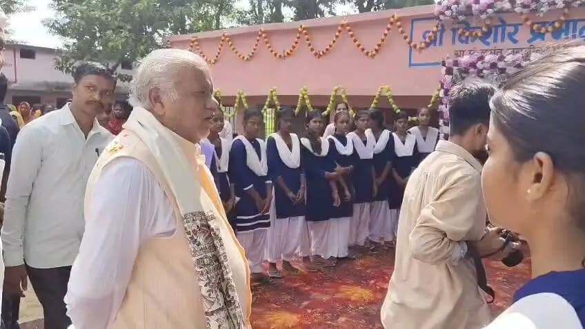 🌟 माननीय मंत्री श्री श्रवण कुमार जी ने स्कूली छात्राओं से किया संवाद, जानी शिक्षा और सरकारी योजनाओं की जमीनी हकीकत! 🌟
आज दिनांक 03 सितंबर 2026 को बिहार सरकार के ग्रामीण विकास एवं सूचना व जन-सम्पर्क विभाग के माननीय मंत्री श्री श्रवण कुमार जी ने अपने स्वागत में उपस्थित विद्यालय की छात्राओं से आत्मीय मुलाकात और बातचीत की।
🤝 संवाद के मुख्य बिंदु:
इस खास मौके पर माननीय मंत्री जी ने छात्राओं से उनकी पढ़ाई-लिखाई और शिक्षा को लेकर उनके अनुभवों के बारे में जानकारी ली। उन्होंने बिहार सरकार द्वारा छात्राओं के हित में चलाई जा रही विभिन्न योजनाओं के जमीनी क्रियान्वयन का सीधा फीडबैक लिया, जिनमें मुख्य रूप से शामिल हैं:
🏫 मॉडल स्कूल की सुविधाएं: स्मार्ट क्लास और विद्यालयों में मिलने वाले संसाधनों की स्थिति।
💰 छात्रवृत्ति योजना: समय पर स्कॉलरशिप मिलने और उससे होने वाले लाभ पर चर्चा।
🚲 साइकिल योजना: मुख्यमंत्री बालिका साइकिल योजना से स्कूल आने-जाने में हुई सहूलियत।
माननीय मंत्री जी ने छात्राओं के आत्मविश्वास और योजनाओं के प्रति उनकी जागरूकता की सराहना की। उन्होंने दोहराया कि माननीय मुख्यमंत्री जी के नेतृत्व में बिहार सरकार बेटियों को सशक्त बनाने और उन्हें बेहतर शिक्षा के अवसर प्रदान करने के लिए पूरी तरह से प्रतिबद्ध है।
"पढ़ेगी बेटी, तभी तो आगे बढ़ेगी बेटी!" 📚✨
#BiharGovernment #ShravanKumar #IPRDBihar #RuralDevelopmentBihar #GirlEducation #WomenEmpowerment #BiharNews #ModelSchool #BiharModel #BetiPadhaoBetiBachao #Nishchay #BiharState