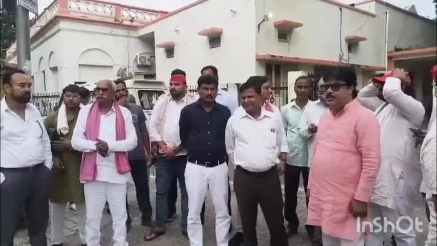 मैनपुरी: मैनपुरी CO सीटी अशोक सिंह के मामले ने पकड़ा तूल, सपा के डेलिगेशन ने कार्रवाई के लिए CO को सौंपा ज्ञापन