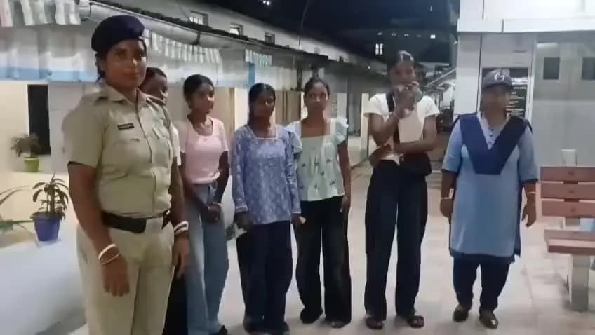 আলিপুরদুয়ার ২: পাচারের পথে আলিপুরদুয়ারে উদ্ধার যুবতীরা