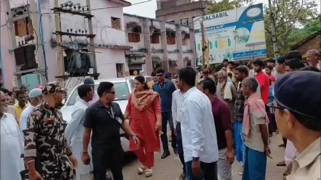 जमुई: निमारंग में बच्ची की हत्या मामले में पीड़ित परिवार से मिलने पहुंची मंत्री श्रेयसी सिंह, कहा- दोषी पर होगी कार्रवाई