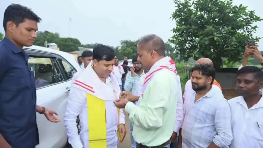 ଝାରସୁଗୁଡା: ଭାତଲାଇଡା ଉଚ୍ଚ ମାଧ୍ୟମିକ ବିଦ୍ୟାଳୟ ପରିସରରେ ଯୁବ ରେଡ୍ କ୍ରସ୍ ପକ୍ଷରୁ ଏକ ବୃକ୍ଷରୋପଣ କାର୍ଯ୍ୟକ୍ରମ ଅନୁଷ୍ଠିତ