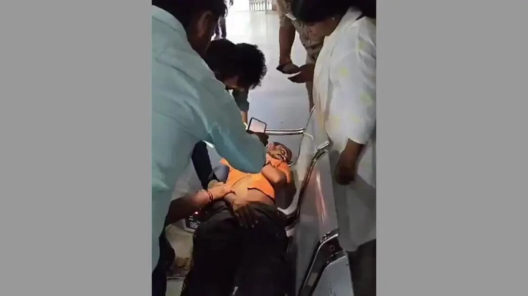 सुल्तानपुर: सुल्तानपुर में टेक करते समय बाइक बस से टकराई, दो युवक गंभीर रूप से घायल