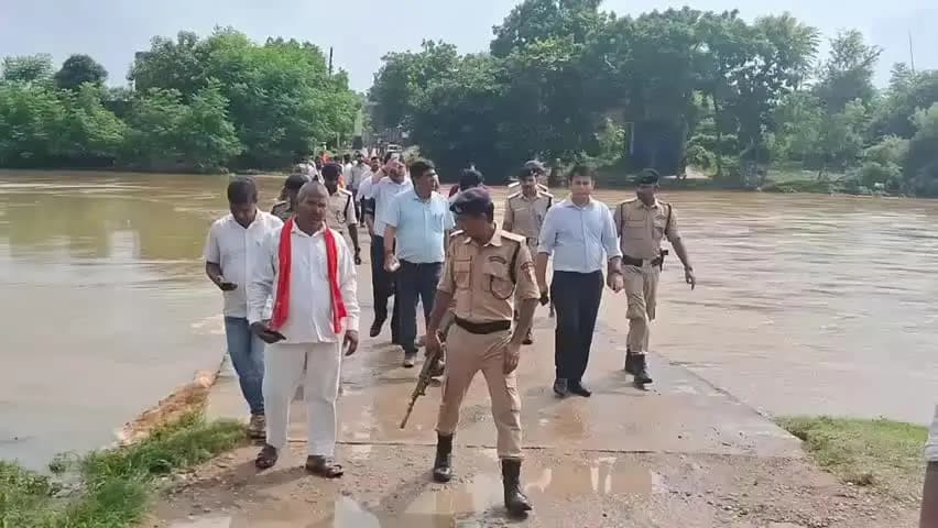 कुदरा: बाढ़ पर प्रशासन अलर्ट, डीएम-विधायक ने प्रभावित क्षेत्रों का निरीक्षण कर कार्रवाई पर चर्चा की