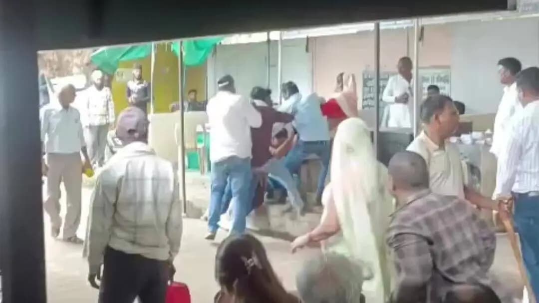 हरदा: हरदा कोर्ट परिसर में दो पक्षों में मारपीट, महिलाओं समेत कई लोग भिड़े; वीडियो वायरल।