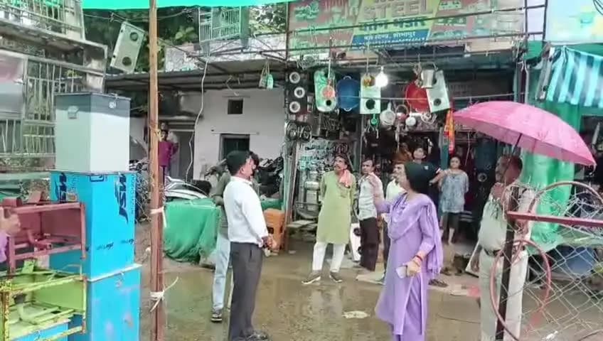 सोहागपुर: एसडीएम डॉ. बबिता राठौर ने ग्राम शोभापुर में औचक निरीक्षण कर अतिक्रमण हटाने की कार्रवाई की