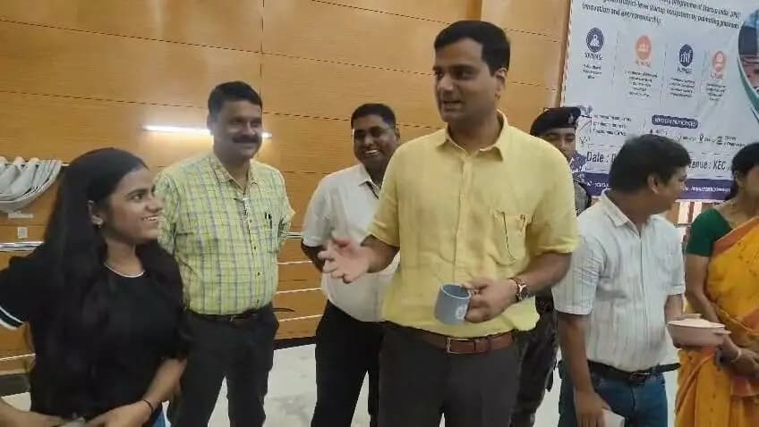 डीपीआईआईटी ने कटिहार में आयोजित किया TEJAS जिला कार्यशाला, जमीनी स्तर के उद्यमियों और नवाचार को मिला प्रोत्साहन*
कटिहार, 03 सितंबर 2026 गुरुवार।
*समावेशी उद्यमिता को बढ़ावा देने तथा जमीनी स्तर पर नवाचार और स्टार्टअप इकोसिस्टम को मजबूत करने के उद्देश्य से Startup India, Department for Promotion of Industry and Internal Trade (DPIIT), भारत सरकार द्वारा TEJAS (Transforming Entrepreneurial Journeys Across States & Districts) कार्यक्रम के अंतर्गत TEJAS District Workshop 2026 का आयोजन Startup Bihar के सहयोग से किया गया।*
यह कार्यक्रम 3 सितंबर 2026 को कटिहार इंजीनियरिंग कॉलेज, कटिहार के ऑडिटोरियम में आयोजित हुआ।
कार्यक्रम का उद्देश्य विद्यार्थियों, नवोदित उद्यमियों और स्टार्टअप्स को उद्यमिता की विभिन्न संभावनाओं, सरकारी सहायता योजनाओं, नवाचार, फंडिंग तथा स्टार्टअप इकोसिस्टम से जोड़ना था। कार्यशाला के दौरान प्रतिभागियों को अपने विचारों को सफल उद्यम में बदलने के लिए आवश्यक मार्गदर्शन और जानकारी प्रदान की गई।
कार्यक्रम में कटिहार के जिलाधिकारी श्री आशुतोष द्विवेदी ने स्टार्टअप नीतियों, उनकी आवश्यकता तथा जिले में उद्यमिता और नवाचार को बढ़ावा देने के महत्व पर विस्तार से प्रकाश डाला। उन्होंने युवाओं और नवोदित उद्यमियों को नए विचारों के साथ आगे आने तथा उपलब्ध अवसरों का लाभ उठाने के लिए प्रेरित किया।
वहीं, कटिहार की उप विकास आयुक्त (DDC) डॉ. नेहा कुमारी, आईएएस ने अपने संबोधन में विभिन्न स्टार्टअप नीतियों और उद्यमियों के लिए उपलब्ध अवसरों पर प्रकाश डाला। उन्होंने TEJAS पहल के महत्व को रेखांकित करते हुए कहा कि इस प्रकार के कार्यक्रम जमीनी स्तर पर युवाओं और नवोदित उद्यमियों को आवश्यक जानकारी, मार्गदर्शन और अवसरों से जोड़ने में महत्वपूर्ण भूमिका निभाते हैं। उन्होंने यह भी कहा कि स्टार्टअप केवल स्वरोजगार का माध्यम नहीं हैं, बल्कि नए रोजगार के अवसरों का सृजन कर युवाओं को रोजगार देने और स्थानीय अर्थव्यवस्था को मजबूत करने में भी महत्वपूर्ण भूमिका निभाते हैं।
कटिहार इंजीनियरिंग कॉलेज की प्राचार्या डॉ. रंजना कुमारी ने अपने संबोधन में विद्यार्थियों के बीच स्टार्टअप संस्कृति विकसित करने और नवाचार आधारित सोच को प्रोत्साहित करने की आवश्यकता पर बल दिया। उन्होंने कहा कि आज के युवा केवल रोजगार प्राप्त करने वाले नहीं, बल्कि नवाचार और उद्यमिता के माध्यम से रोजगार सृजित करने वाले भी बन सकते हैं।
वहीं, जिला उद्योग केंद्र (DIC), कटिहार के महाप्रबंधक श्री मितेश कुमार शांडिल्य ने सरकार द्वारा उपलब्ध विभिन्न योजनाओं और सहायता के बारे में जानकारी दी। उन्होंने प्रतिभागियों से सरकारी नीतियों और योजनाओं का उचित लाभ उठाकर अपने स्टार्टअप और व्यवसायिक विचारों को आगे बढ़ाने का आह्वान किया। कार्यक्रम के निर्धारित सत्र में सरकारी योजनाओं एवं सहायता पर विशेष चर्चा की गई।
कार्यक्रम का एक प्रमुख आकर्षण Startup India (DPIIT), वाणिज्य एवं उद्योग मंत्रालय, भारत सरकार के प्रतिनिधि श्री शेषांश सिन्हा का विस्तृत प्रस्तुतीकरण रहा। उन्होंने स्लाइड्स और आंकड़ों के माध्यम से Startup India और TEJAS पहल की विस्तृत जानकारी दी तथा प्रतिभागियों को स्टार्टअप इकोसिस्टम, सरकारी सहायता, उपलब्ध अवसरों और उद्यमिता के विभिन्न पहलुओं से अवगत कराया। कार्यक्रम की आधिकारिक रूपरेखा में भी Startup India एवं TEJAS Overview के लिए उनका विशेष सत्र निर्धारित था।
*प्रतियोगिता परिणाम और पुरस्कार*
कार्यक्रम के दौरान आयोजित Best Prototype / MVP प्रतियोगिता में प्रतिभागियों ने अपने नवाचारपूर्ण विचारों और प्रोटोटाइप प्रस्तुत किए। प्रतियोगिता में काजल कुमारी ने प्रथम पुरस्कार ₹10,000, जगदीप सिंह ने द्वितीय पुरस्कार ₹5,000 तथा आशीष कुमार ने तृतीय पुरस्कार ₹3,000 प्राप्त किया।
वहीं, Pitch Presentation प्रतियोगिता में प्रतिभागियों ने अपने स्टार्टअप विचारों और व्यवसायिक मॉडल को प्रस्तुत किया। इस प्रतियोगिता में Road Vision AI ने प्रथम पुरस्कार ₹3,000, Bliss Bite ने द्वितीय पुरस्कार ₹3,000 तथा Gharsetu ने तृतीय पुरस्कार ₹3,000 प्राप्त किया।
TEJAS District Workshop 2026 ने कटिहार के विद्यार्थियों, नवोदित उद्यमियों और स्टार्टअप्स को एक महत्वपूर्ण मंच प्रदान किया, जहाँ उन्हें सीखने, अपने विचार प्रस्तुत करने, विशेषज्ञों से मार्गदर्शन प्राप्त करने और उद्यमिता की नई संभावनाओं से जुड़ने का अवसर मिला। कार्यक्रम ने जिले में एक मजबूत और समावेशी स्टार्टअप इकोसिस्टम विकसित करने की दिशा में एक महत्वपूर्ण कदम के रूप में अपनी भूमिका निभाई।
यह पहल युवाओं को नवाचार, उद्यमिता और आत्मनिर्भरता की दिशा में आगे बढ़ाने तथा एक सशक्त स्टार्टअप संस्कृति विकसित करने की प्रतिबद्धता को दर्शाती है।
जिला जनसंपर्क पदाधिकारी,
कटिहार।
Information & Public Relations Department, Government of Bihar @topfans Industries Department, Bihar #katihar