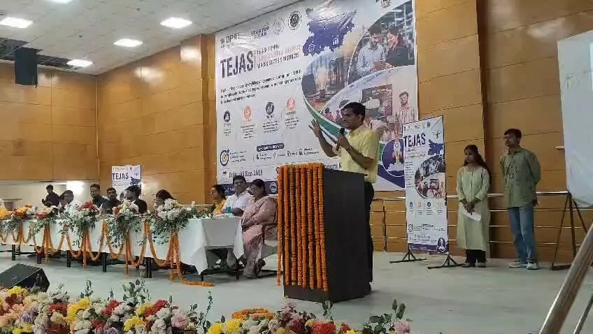 डीपीआईआईटी ने कटिहार में आयोजित किया TEJAS जिला कार्यशाला, जमीनी स्तर के उद्यमियों और नवाचार को मिला प्रोत्साहन*
कटिहार, 03 सितंबर 2026 गुरुवार।
*समावेशी उद्यमिता को बढ़ावा देने तथा जमीनी स्तर पर नवाचार और स्टार्टअप इकोसिस्टम को मजबूत करने के उद्देश्य से Startup India, Department for Promotion of Industry and Internal Trade (DPIIT), भारत सरकार द्वारा TEJAS (Transforming Entrepreneurial Journeys Across States & Districts) कार्यक्रम के अंतर्गत TEJAS District Workshop 2026 का आयोजन Startup Bihar के सहयोग से किया गया।*
यह कार्यक्रम 3 सितंबर 2026 को कटिहार इंजीनियरिंग कॉलेज, कटिहार के ऑडिटोरियम में आयोजित हुआ।
कार्यक्रम का उद्देश्य विद्यार्थियों, नवोदित उद्यमियों और स्टार्टअप्स को उद्यमिता की विभिन्न संभावनाओं, सरकारी सहायता योजनाओं, नवाचार, फंडिंग तथा स्टार्टअप इकोसिस्टम से जोड़ना था। कार्यशाला के दौरान प्रतिभागियों को अपने विचारों को सफल उद्यम में बदलने के लिए आवश्यक मार्गदर्शन और जानकारी प्रदान की गई।
कार्यक्रम में कटिहार के जिलाधिकारी श्री आशुतोष द्विवेदी ने स्टार्टअप नीतियों, उनकी आवश्यकता तथा जिले में उद्यमिता और नवाचार को बढ़ावा देने के महत्व पर विस्तार से प्रकाश डाला। उन्होंने युवाओं और नवोदित उद्यमियों को नए विचारों के साथ आगे आने तथा उपलब्ध अवसरों का लाभ उठाने के लिए प्रेरित किया।
वहीं, कटिहार की उप विकास आयुक्त (DDC) डॉ. नेहा कुमारी, आईएएस ने अपने संबोधन में विभिन्न स्टार्टअप नीतियों और उद्यमियों के लिए उपलब्ध अवसरों पर प्रकाश डाला। उन्होंने TEJAS पहल के महत्व को रेखांकित करते हुए कहा कि इस प्रकार के कार्यक्रम जमीनी स्तर पर युवाओं और नवोदित उद्यमियों को आवश्यक जानकारी, मार्गदर्शन और अवसरों से जोड़ने में महत्वपूर्ण भूमिका निभाते हैं। उन्होंने यह भी कहा कि स्टार्टअप केवल स्वरोजगार का माध्यम नहीं हैं, बल्कि नए रोजगार के अवसरों का सृजन कर युवाओं को रोजगार देने और स्थानीय अर्थव्यवस्था को मजबूत करने में भी महत्वपूर्ण भूमिका निभाते हैं।
कटिहार इंजीनियरिंग कॉलेज की प्राचार्या डॉ. रंजना कुमारी ने अपने संबोधन में विद्यार्थियों के बीच स्टार्टअप संस्कृति विकसित करने और नवाचार आधारित सोच को प्रोत्साहित करने की आवश्यकता पर बल दिया। उन्होंने कहा कि आज के युवा केवल रोजगार प्राप्त करने वाले नहीं, बल्कि नवाचार और उद्यमिता के माध्यम से रोजगार सृजित करने वाले भी बन सकते हैं।
वहीं, जिला उद्योग केंद्र (DIC), कटिहार के महाप्रबंधक श्री मितेश कुमार शांडिल्य ने सरकार द्वारा उपलब्ध विभिन्न योजनाओं और सहायता के बारे में जानकारी दी। उन्होंने प्रतिभागियों से सरकारी नीतियों और योजनाओं का उचित लाभ उठाकर अपने स्टार्टअप और व्यवसायिक विचारों को आगे बढ़ाने का आह्वान किया। कार्यक्रम के निर्धारित सत्र में सरकारी योजनाओं एवं सहायता पर विशेष चर्चा की गई।
कार्यक्रम का एक प्रमुख आकर्षण Startup India (DPIIT), वाणिज्य एवं उद्योग मंत्रालय, भारत सरकार के प्रतिनिधि श्री शेषांश सिन्हा का विस्तृत प्रस्तुतीकरण रहा। उन्होंने स्लाइड्स और आंकड़ों के माध्यम से Startup India और TEJAS पहल की विस्तृत जानकारी दी तथा प्रतिभागियों को स्टार्टअप इकोसिस्टम, सरकारी सहायता, उपलब्ध अवसरों और उद्यमिता के विभिन्न पहलुओं से अवगत कराया। कार्यक्रम की आधिकारिक रूपरेखा में भी Startup India एवं TEJAS Overview के लिए उनका विशेष सत्र निर्धारित था।
*प्रतियोगिता परिणाम और पुरस्कार*
कार्यक्रम के दौरान आयोजित Best Prototype / MVP प्रतियोगिता में प्रतिभागियों ने अपने नवाचारपूर्ण विचारों और प्रोटोटाइप प्रस्तुत किए। प्रतियोगिता में काजल कुमारी ने प्रथम पुरस्कार ₹10,000, जगदीप सिंह ने द्वितीय पुरस्कार ₹5,000 तथा आशीष कुमार ने तृतीय पुरस्कार ₹3,000 प्राप्त किया।
वहीं, Pitch Presentation प्रतियोगिता में प्रतिभागियों ने अपने स्टार्टअप विचारों और व्यवसायिक मॉडल को प्रस्तुत किया। इस प्रतियोगिता में Road Vision AI ने प्रथम पुरस्कार ₹3,000, Bliss Bite ने द्वितीय पुरस्कार ₹3,000 तथा Gharsetu ने तृतीय पुरस्कार ₹3,000 प्राप्त किया।
TEJAS District Workshop 2026 ने कटिहार के विद्यार्थियों, नवोदित उद्यमियों और स्टार्टअप्स को एक महत्वपूर्ण मंच प्रदान किया, जहाँ उन्हें सीखने, अपने विचार प्रस्तुत करने, विशेषज्ञों से मार्गदर्शन प्राप्त करने और उद्यमिता की नई संभावनाओं से जुड़ने का अवसर मिला। कार्यक्रम ने जिले में एक मजबूत और समावेशी स्टार्टअप इकोसिस्टम विकसित करने की दिशा में एक महत्वपूर्ण कदम के रूप में अपनी भूमिका निभाई।
यह पहल युवाओं को नवाचार, उद्यमिता और आत्मनिर्भरता की दिशा में आगे बढ़ाने तथा एक सशक्त स्टार्टअप संस्कृति विकसित करने की प्रतिबद्धता को दर्शाती है।
जिला जनसंपर्क पदाधिकारी,
कटिहार।
Information & Public Relations Department, Government of Bihar Industries Department, Bihar #katihar @topfans