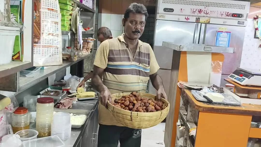 কৃষ্ণনগর ১: জন্মাষ্টমীর আগে কৃষ্ণনগরে তালের বড়ার ধুম! মিষ্টির দোকানে উপচে পড়া ভিড়, ১০০ গ্রামে দাম ৫০ টাকা