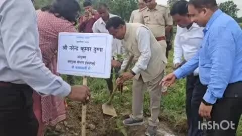 बलरामपुर: संभागायुक्त एवं कलेक्टर ने किया पौधारोपण, दिया पर्यावरण संरक्षण का संदेश