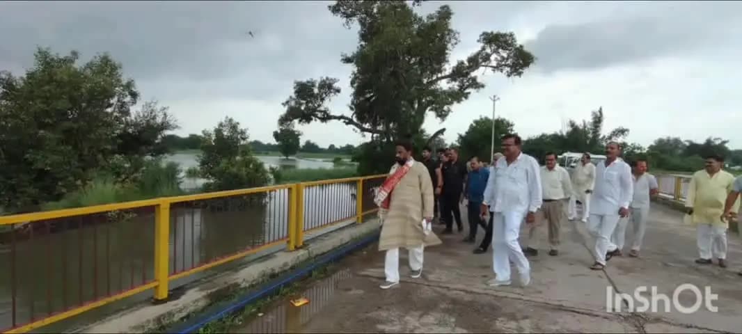 बीघापुर: जाजनपुर में लोन नदी का रौद्र रूप, कई सैकड़ों बीघे फसल जलमग्न, विधायक ने किया निरीक्षण