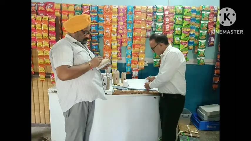 पदमपुर: पदमपुर तहसील के कई स्थानों पर स्वास्थ्य विभाग की टीम ने भरे खाद्य पदार्थों के सैंपल