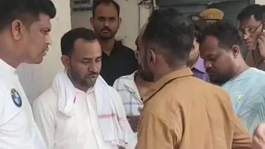 बांसवाड़ा: SDM कार्यालय के बाहर हाईवोल्टेज ड्रामा, BAP पार्षद उम्मीदवार का नामांकन वापस लेने का प्रयास विफल