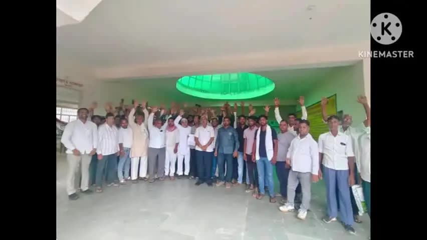 किशनी: मैनपुरी डीएम के आने की सूचना पर किशनी तहसील पहुंचे 200 किसानों ने तहसीलदार को ज्ञापन सौंपा