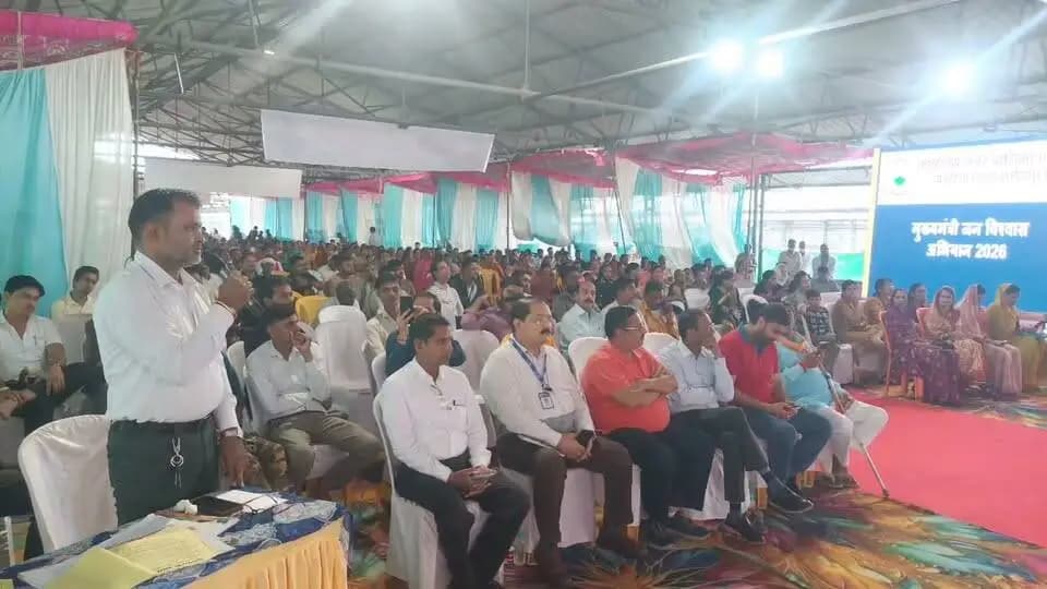 🔹*उद्योग संवाद के दौरान उद्यमियों ने साझा किया अपने अनुभव* : मुख्यमंत्री जन विश्वास अभियान के प्रमुख घटक उद्यम संवाद के दौरान क्षेत्र के विभिन्न उद्यमियों ने अपने-अपने अनुभव साझा करते हुए बताया कि किस प्रकार से शासकीय योजना ने उन्हें अपने-अपने उद्यम एवं स्वरोजगार स्थापित करने में सहायता की।
➡️ सभी ने विभिन्न शासकीय योजनाओं तथा विभागों द्वारा दिए गए सहयोग के संबंध में उपस्थित जन समुदाय को बताया। उद्योग संवाद के दौरान श्री बबलू कीर एवं श्री चैन सिंह किरार ने पीएमएफएमई योजना का लाभ लेते हुए उद्योगों की स्थापना की तथा उन्होंने अपने उद्योग एवं उत्पाद के संबंध में जनप्रतिनिधियों एवं नागरिकों को अवगत कराया।
➡️ इसी प्रकार उद्योग विभाग की एमएसएमई प्रोत्साहन योजना के तहत श्री विवेक माहेश्वरी, श्री आयुष मंडलोई, श्री भगवान दास अग्रवाल एवं श्री मयंक दुदानी ने भी अपने-अपने उद्योगों की जानकारी प्रदान की। पशुपालन विभाग की राष्ट्रीय पशुधन मिशन योजना के तहत लाभान्वित लाभार्थी श्री जयंत एवं श्री अरुण पटवा ने भी अपने अनुभव साझा किया। इसी के साथ एन आर एल एम के माध्यम से स्व सहायता समूह प्रारंभ करने वाली श्रीमती संध्या मेहरा ने भी बताया कि किस प्रकार एक स्टेशन एक उत्पाद के माध्यम से मूर्ति निर्माण तथा मूर्ति विक्रय का कार्य कर उन्होंने सफलता अर्जित की।
#narmadapuram CM Madhya Pradesh Dr Mohan Yadav Jansampark Madhya Pradesh General Administration Department, MP Department of Labour, Madhya Pradesh Department of MSME, Madhya Pradesh Industry Policy & Investment Promotion Department