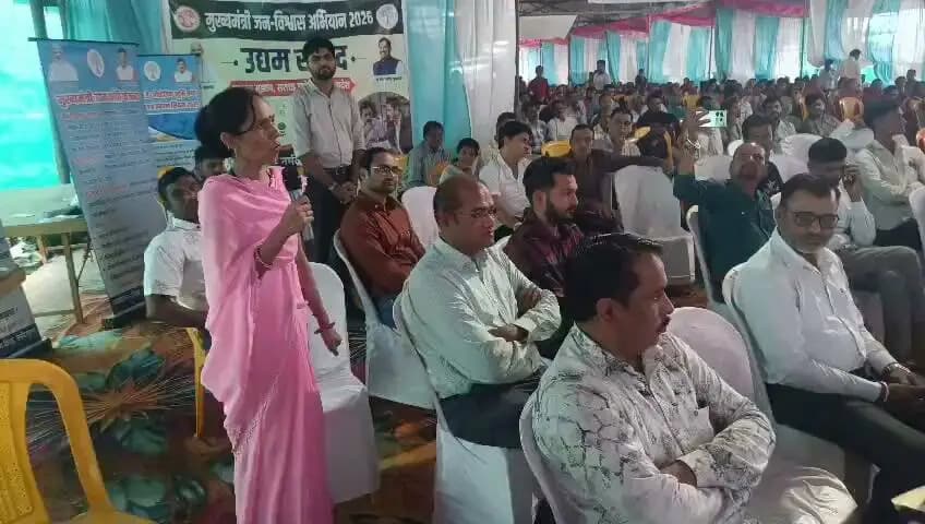 मुख्यमंत्री जन विश्वास अभियान के दौरान एन आर एल एम के माध्यम से स्व सहायता समूह प्रारंभ करने वाली श्रीमती संध्या मेहरा ने भी बताया कि किस प्रकार एक स्टेशन एक उत्पाद के माध्यम से मूर्ति निर्माण तथा मूर्ति विक्रय का कार्य कर उन्होंने सफलता अर्जित की।
#narmadapuram CM Madhya Pradesh Dr Mohan Yadav Jansampark Madhya Pradesh General Administration Department, MP Panchayat, Rural Development and Social Welfare Department of Madhya Pradesh