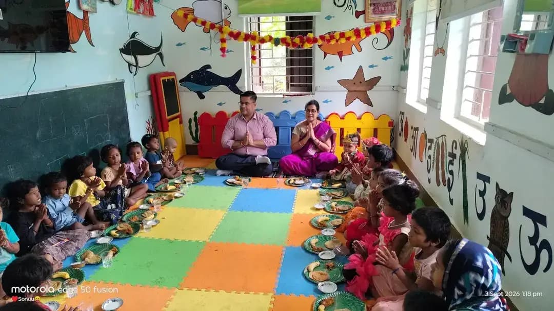 ग्राम पंचायत रेडा के मॉडर्न आंगनबाड़ी केंद्र में सीईओ जिला पंचायत श्री ऋषिकेश तिवारी ने न्योता भोज कार्यक्रम में शामिल होकर बच्चों के पोषण आहार की जानकारी ली। इस दौरान बच्चों के साथ जन्माष्टमी मनाई गई। नन्हे कृष्ण-राधा बने बच्चों ने मटकी फोड़ी और सभी ने पौष्टिक भोजन का आनंद लिया।
@chhattisgarhcmo
@dpr.chhattisgarh
@ministrywcd
@wcd_cg
#sarangarhdistrict
#Chhattisgarh
#न्योताभोज