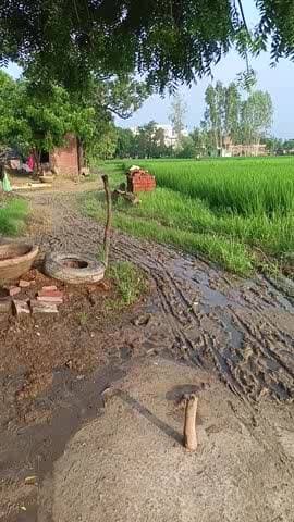 चांदपुर बसवारिया में रास्ता खराब होने के कारण गांव वासियों को हुई समस्या