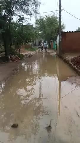 ग्राम पंचायत सहोना के निवि गांव में rrc तो बनी है पर नालिया नहीं बनी है इसी कारणसभी ग्राम के लोग नहीं निकल पा रहे है बच्