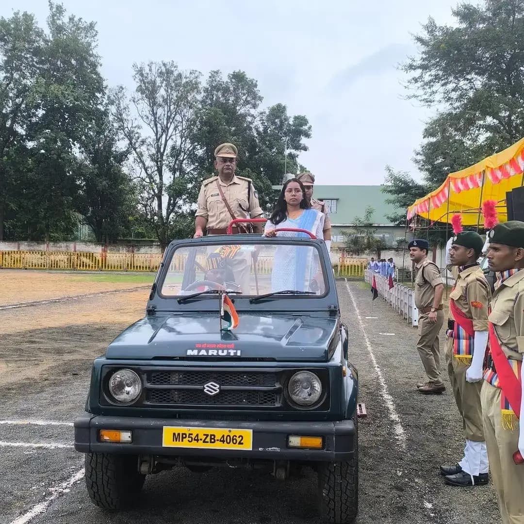 स्वतंत्रता दिवस 15 अगस्त 2026 को जिला स्तर पर आयोजित होने वाले मुख्य समारोह का अंतिम पूर्वाभ्यास शासकीय उत्कृष्ट उच्चतर माध्यमिक विद्यालय, अनूपपुर के प्रांगण में फुल ड्रेस परेड रिहर्सल एवं सांस्कृतिक कार्यक्रमों के साथ सम्पन्न हुआ। पूर्वाभ्यास कार्यक्रम में अपर कलेक्टर (विकास) एवं मुख्य कार्यपालन अधिकारी जिला पंचायत श्रीमती अर्चना कुमारी ने मार्च पास्ट की सलामी ली। इस अवसर पर पुलिस अधीक्षक श्री विक्रांत मुराब, अपर कलेक्टर श्री बलवीर रमन, अतिरिक्त पुलिस अधीक्षक श्री जगन्नाथ मरकाम, एसडीएम अनूपपुर सुश्री प्राशी अग्रवाल, जनजातीय कार्य विभाग की सहायक आयुक्त सुश्री सरिता नायक सहित संबंधित अधिकारी उपस्थित थे।
पूर्वाभ्यास कार्यक्रम में ध्वजारोहण, पुलिस बैंड द्वारा राष्ट्रगान की धुन, परेड निरीक्षण, हर्ष फायर के साथ ही मध्यप्रदेश गान, राष्ट्रगीत एवं राष्ट्रगान के प्रस्तुतीकरण तथा सांस्कृतिक कार्यक्रमों का अंतिम पूर्वाभ्यास सम्पन्न हुआ। पूर्व निर्धारित कार्यक्रम के अनुसार परेड में भाग लेने वाली टुकड़ियां फुल ड्रेस में जिला स्तरीय स्वतंत्रता दिवस समारोह स्थल शासकीय उत्कृष्ट उच्चतर माध्यमिक विद्यालय, अनूपपुर के प्रांगण में पहुंचीं। परेड कमांडर के रूप में रक्षित निरीक्षक श्रीमती ज्योति दुबे तथा सेकंड इन कमांडर के रूप में सूबेदार श्री अम्बरीस कुमार साहू ने परेड का नेतृत्व किया।
#anuppur
@jansamparkmp