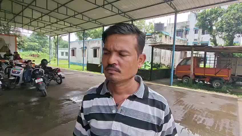 শান্তিপুর: ফুলিয়াতে ব্যবসায়ী দোকানের উপর তলার ঘরে কর্মচারীর গলায় ফাঁস দিয়ে মৃত্যু কি জানাচ্ছেন বাবা