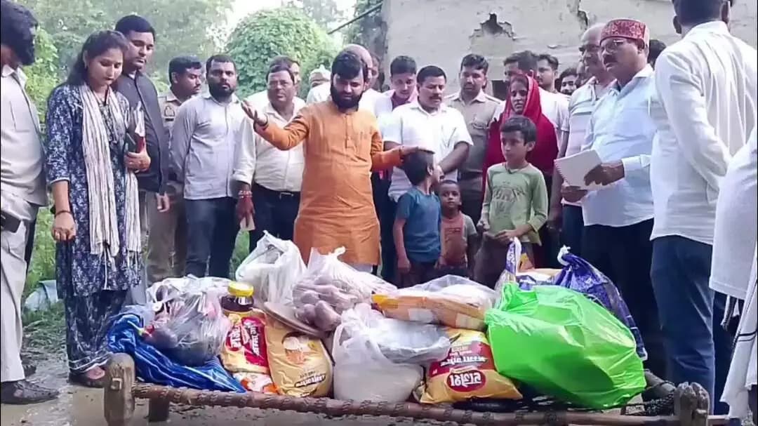 बीकापुर: वायरल तस्वीर ने प्रशासन की आंखें खोलीं, तीन बच्चों के साथ खुले आसमान में रह रही महिला की मदद को पहुंचे अधिकारी