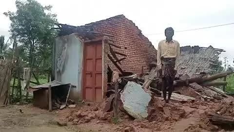 ପାଟଣା: ଚମ୍ପୁଆ ବ୍ଲକ ଭୁଇଁ ପୁର ପଞ୍ଚାୟତ ରାଉତରାୟପୁର ଗାଁ ରେ ଲଗାଣ ବର୍ଷା ର ପ୍ରଭାବ ରେ ଗୋଟିଏ ଘର ଭାଙ୍ଗି ଛି