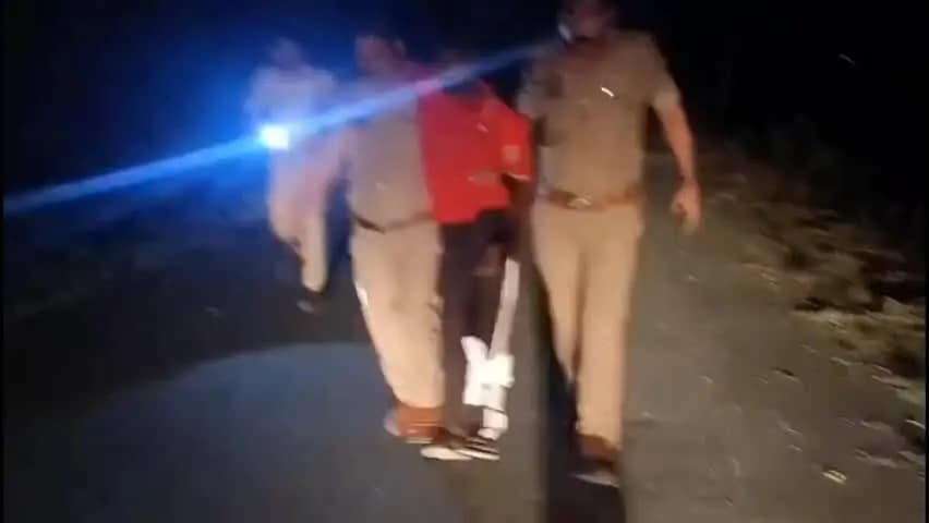 सोरांव: थरवई थाना क्षेत्र में पुलिस और बदमाश के बीच मुठभेड़, लूट का सामान बरामद कर की गई कार्रवाई