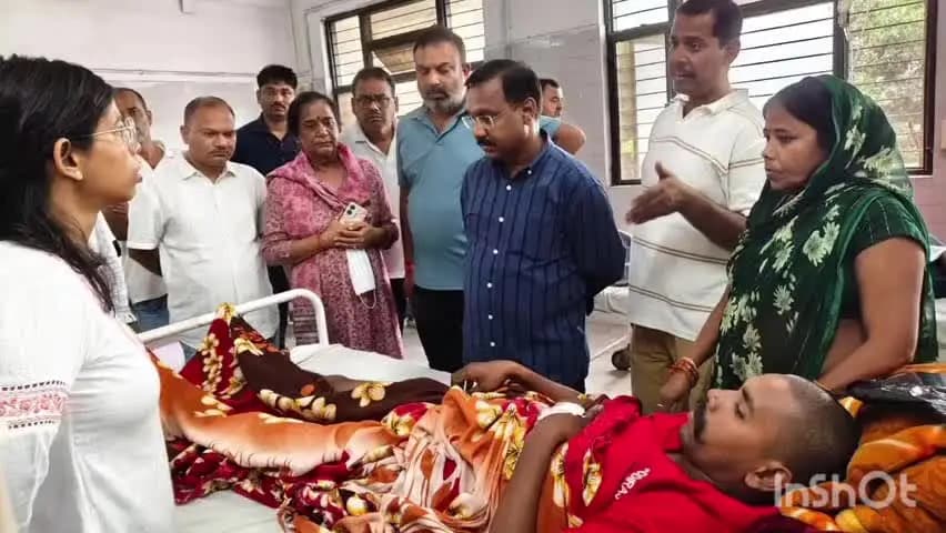 गोपद बनास: सीधी सिंगरौली मार्ग दुर्घटना में घायल मरीजों से मिलने रीवा पहुंचे पूर्व मंत्री