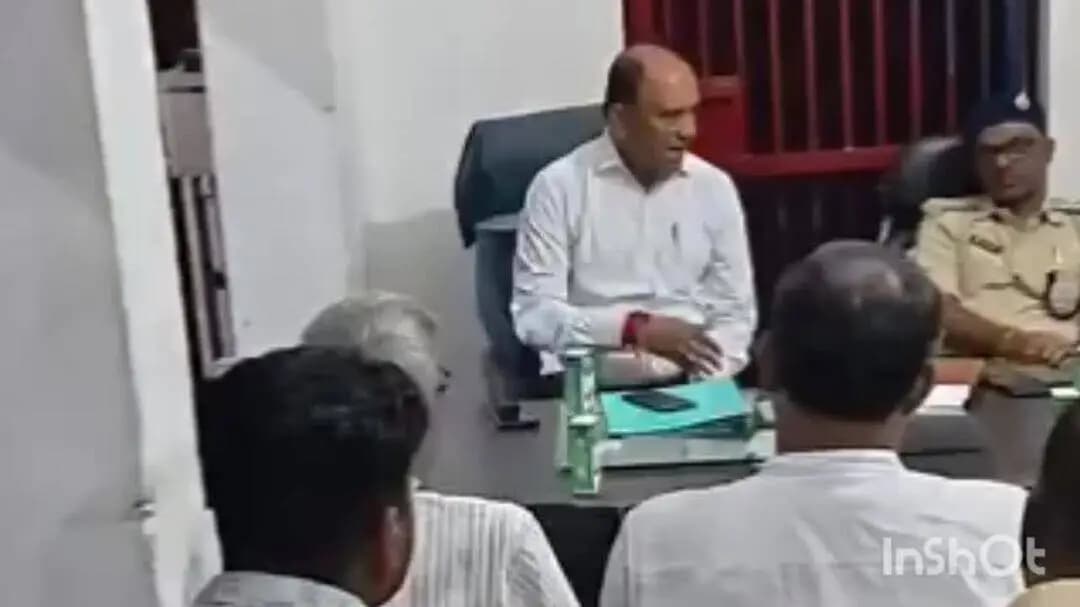राघोपुर: सिमराही में जाम पर प्रशासन का बड़ा एक्शन, राघोपुर थाना परिसर में प्रशासन, पुलिस, व्यापारियों, जनप्रतिनिधियों की बैठक