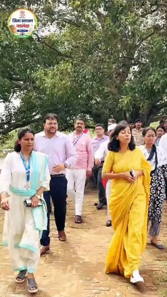 डीएम ने ओंगारी पंचायत के ऐतिहासिक धार्मिक स्थलों एवं तालाब का किया निरीक्षण, साफ-सफाई एवं सौंदर्याकरण पर दिया जोर
Samrat Choudhary
CMO Bihar
Information & Public Relations Department, Government of Bihar
Panchayati Raj Department, Government of Bihar