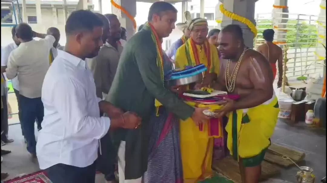 టేకుమట్ల: వెంకటేశ్వర స్వామి వారికి పట్టు వస్త్రాలు సమర్పించిన మాజీ ఎమ్మెల్యే గండ్ర దంపతులు